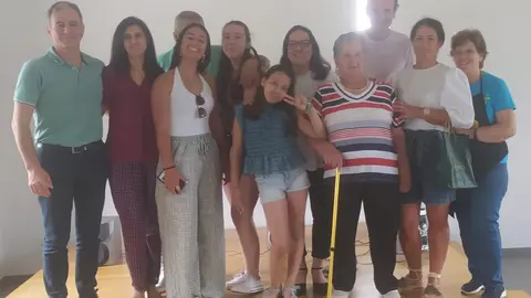 Enedina Roza, junto a su familia, en el homenaje recibido ayer