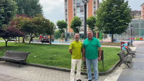 &Aacute;ngel garc&iacute;a, a la izda, junto al concejal Alejandro Villa en el parque Alfonso X, en Pola