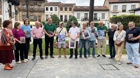 El alcalde de Villaviciosa &ndash;quinto por la izda&ndash; junto a los miembros del Grupo de Acuarelistas Nieblastur