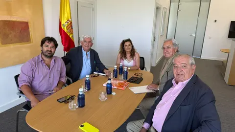 A la izda, el alcalde de Llanes, Enrique Riestra, y la concejala de Deportes, M&oacute;nica Remis, junto a Juan Guerrero-Burgos, presidente de la RFEG, Gonzaga Escauriaza Barreiro, presidente de honor, Alfredo &Aacute;lvarez P&eacute;rez y Borja Del Campo, presidente y gerente, respectivamente, de la Federaci&oacute;n de Golf del Principado de Asturias