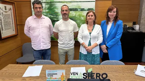 los ediles junto a Amelia Areces, responsable del Servicio de Promoci&oacute;n Econ&oacute;mica y Desarrollo Local del Ayuntamiento de Siero, y Carmen P&eacute;rez, t&eacute;cnica municipal de Urbanismo