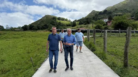 El consejero Marcelino Marcos, a la izda, junto al alcalde de Parres, Emilio Longo