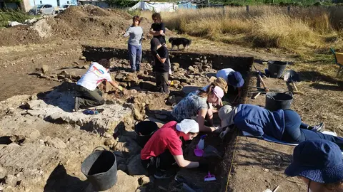 Arque&oacute;logos trabajando en el yacimiento de Lugo de Llanera