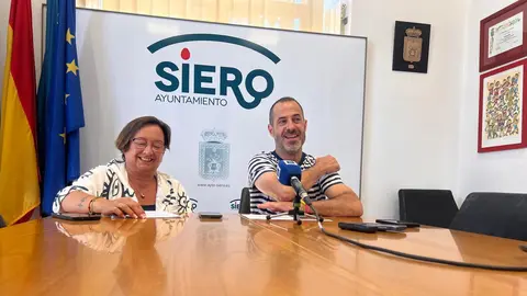 Ana Nosti y &Aacute;ngel GArc&iacute;a durante la presentaci&oacute;n del programa de El Carm&iacute;n 2025