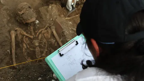 Una de las arque&ntilde;ol&oacute;gas del equipo de Mart&iacute;n, dibujando y acotando uno de sus &uacute;ltimos hallazgos