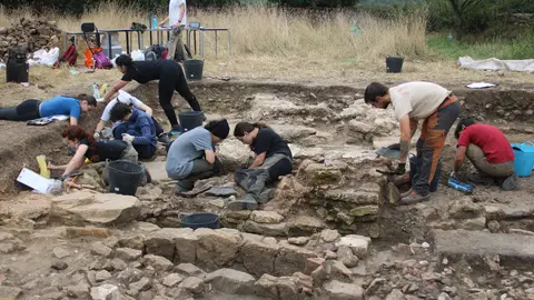 El equipo de arque&oacute;logos en los terrenos de La Rectoral de Lugo de Llanera