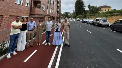 De izquierda a derecha: Roberto Fern&aacute;ndez, gerente de la empresa adjudicataria; Mercedes Sainz, de la empresa adjudicataria; Juan Carlos, t&eacute;cnico municipal; Patricia Antu&ntilde;a, concejala de Movilidad y Transporte P&uacute;blico; Javier Rodr&iacute;guez, edil de Ordenaci&oacute;n Urban&iacute;stica; Mar&iacute;a Jos&eacute; Fern&aacute;ndez, t&eacute;cnico municipal, y &Aacute;ngel Garc&iacute;a, alcalde de Siero.