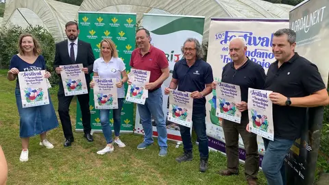 A la dcha, Guillermo Garc&iacute;a Gonz&aacute;lez de Lena (Serida), Samuel Vallina (La Cooperativa de Gij&oacute;n); Larry Jos&eacute; Lara Matute (Econatur); Alejandro Vega Riego (Alcalde); Jessica Garcia (gerente Finca El Llano); Jose Ram&oacute;n Alonso de la Lama (Caja Rural), Roc&iacute;o Vega (concejala Desarrollo Local, Ayto. Villaviciosa)