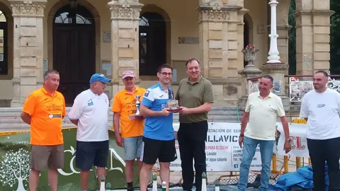 El alcalde de Villaviciosa, Alejandro Vega, durante la ceremonia de entrega de premios