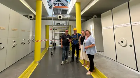 Junto a Pilar Santianes, de izquierda a derecha, Daniel Navarro, t&eacute;cnico municipal; To&ntilde;o Iglesias, de la empresa adjudicataria y Mar&iacute;a Jos&eacute; Fern&aacute;ndez, t&eacute;cnica municipal.