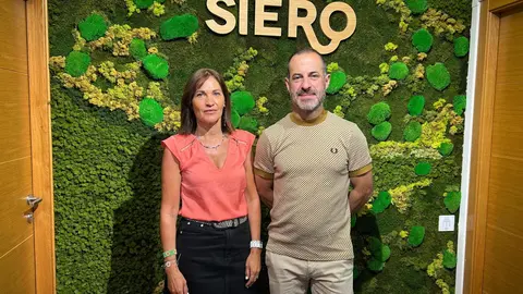 La concejala Mar&iacute;a Jos&eacute; Fern&aacute;ndez junto al alcalde de Siero