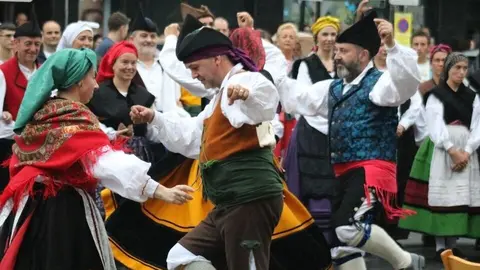 Con el preg&oacute;n a cargo del grupo folcl&oacute;rico El Ventol&iacute;n dio comienzo el Carm&iacute;n de La Pola