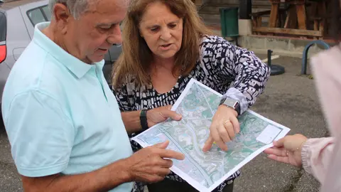 C&eacute;sar Sol&iacute;s y Mar&iacute;a Jes&uacute;s Fanjul revisan un plano, con el proyecto primitivo de la obra