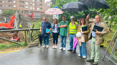 A la izda, el concejal de Abastecimiento de Agua, , Pergentino Mart&iacute;nez; la edil de Izquierda Unida, Teresa &Aacute;lvarez, el primer teniente alcalde, Isabel Fern&aacute;ndez y Manuel Fern&aacute;ndez, de la empresa adjudicataria, y el ingeniero municipal, Juan Carlos &Aacute;lvarez