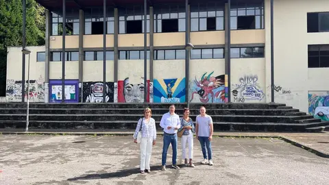 A a izda, Nuria Ni&ntilde;o, Silverio Arg&uuml;elles, Bel&eacute;n Rodr&iacute;guez y Javier Blanco, vecino de Soto, junto al Centro C&iacute;vico de la Urbanizaci&oacute;n