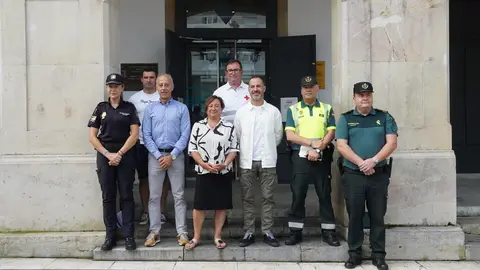 A la izda, primera l&iacute;nea, Ana &Aacute;lvarez, Inspectora jefa de la Polic&iacute;a Nacional de Pola de Siero; Jesus Abad, concejal de Deportes, Salud y Protecci&oacute;n Contra Incendios; Ana Rosa Nosti, concejala de Festejos, Mercados y Bienestar Animal; el alcalde; Francisco Escobar, Sargento Primero de la Comandancia de la Guardia Civil de Tr&aacute;fico de Oviedo; Daniel Su&aacute;rez, sargento primero comandante del puesto de la Guardia Civil de Pola de Siero. Segunda fila, Sa&uacute;l Ordiales, de Protecci&oacute;n Civil de Siero y Mar&iacute;as Amaro, responsable del Hospital de Campa&ntilde;a.
