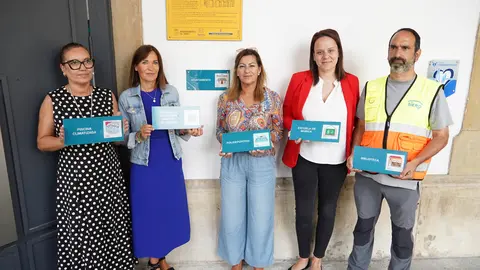 A la izda,, Soraya Garc&iacute;a, presidenta de ADPA, la asociaci&oacute;n que ha confeccionado el proyecto SieroTEAyuda; Mar&iacute;a Jos&eacute; Fern&aacute;ndez, concejala de Pol&iacute;ticas Sociales; Teresa &Aacute;lvarez, concejala del grupo municipal de Izquierda Unida; Cynthia Cend&aacute;n, vocal de la junta directiva de la ADPA y Oscar Alonso, t&eacute;cnico municipal de Seguridad y Prevenci&oacute;n de Riesgos Laborales