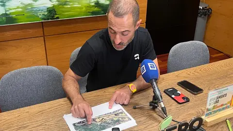 &Aacute;ngel Garc&iacute;a, plano en mano, explicando la situaci&oacute;n creada por el desdoblamiento de la AS-17