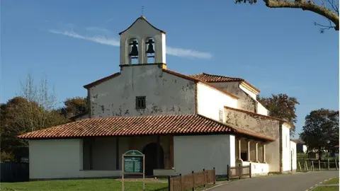 La iglesia de Santiago el mayor, en Sariego, necesita una profunda remodelaci&oacute;n