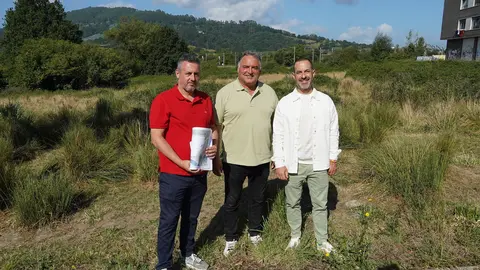 A la izda, Daniel Navarro, aparejador municipal; el concejal, Alejandro Villa, y el alcalde