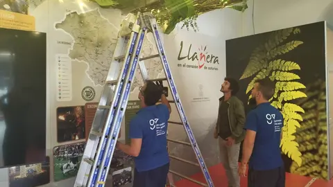 El concejal de cultura, Iv&aacute;n P&eacute;rez, supervisando el montaje del stand de Llanera en la Feria de Muestras de Gij&oacute;n