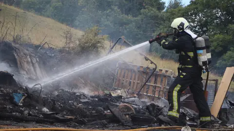 Los bomberos del parque de La Morgal controlaron inmediatamente el fuego