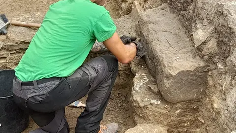Uno de los arque&oacute;logos trabajando en la habitaci&oacute;n encontrada en Lucus Asturum