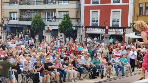 Mina entregada y el p&uacute;blico tambi&eacute;n