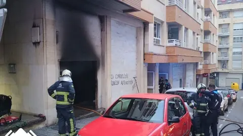 Los bomberos tuvieron que intervenir de madrugada en Siero