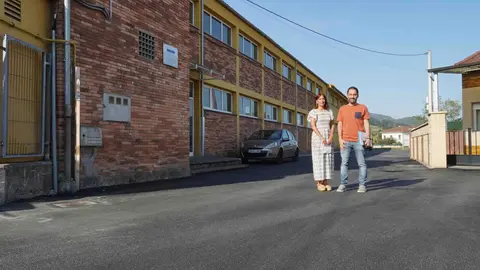 La concejala, Mar&iacute;a Jos&eacute; Fern&aacute;ndez junto a David Llanos, t&eacute;cnico municipal