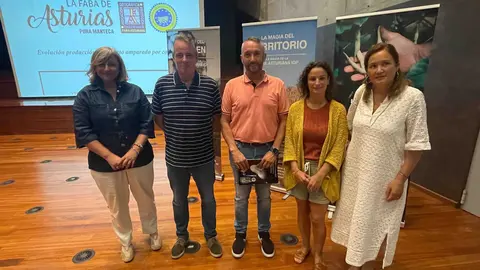 A la izda,la directora general de Ganader&iacute;a y Sanidad Agraria, Roc&iacute;o Huerta: el consejero de Medio Rural y Pol&iacute;tica Agraria, Marcelino Marcos; el presidente de la IGP Faba Asturiana, Sergio Su&aacute;rez; la concejala del Ayuntamiento de Vald&eacute;s, Andrea Magdaleno y la directora general de Agricultura, Agroindustria y Desarrollo Rural, Bego&ntilde;a L&oacute;pez.