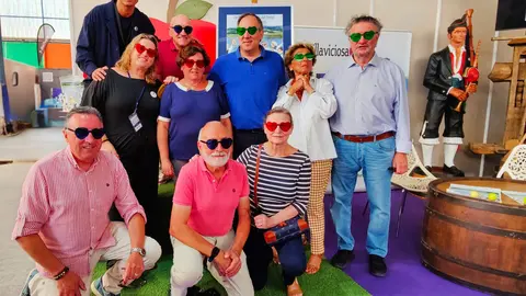 Con las gafas de colores de les fiestes del portal