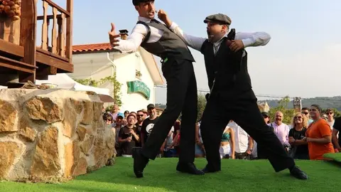 Un momento de la actuaci&oacute;n de los Astur Blinders, la parodia de la Pe&ntilde;a Les Escueles