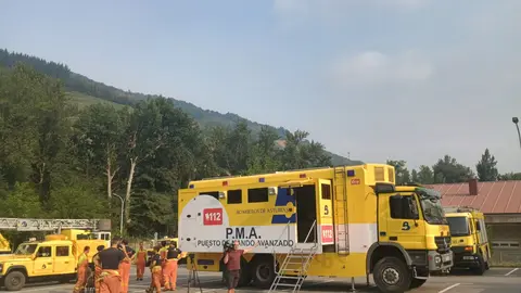 Dotaciones de bomberos en el Puesto de Mando Avanzado establecido en el recinto ferial de la Imera, en Cangas del Narcea,
