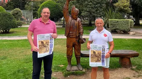 Alejandro Vega y Javier Antu&ntilde;a posan con el cartel