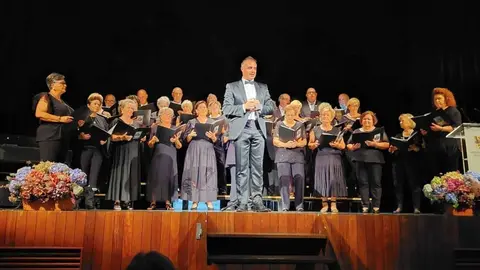 Actuaci&oacute;n de La Coral en el Teatro Riera