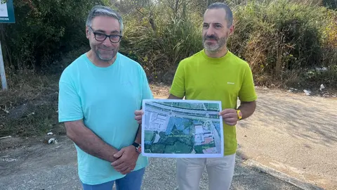 A la izda, el concejal de abastecimiento de agua, Pergentino Mart&iacute;nez y el alcalde, mostrando el plano de la parcela elegida