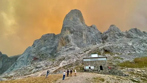 El resplandor de las llamas tras el Urriellu (Foto Tomas Fern&aacute;ndez L&oacute;pez)