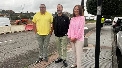 A la izda, Leopoldo Iglesias, de la empresa adjudicataria, junto al alcalde  y la concejala de movilidad, Patricia Antu&ntilde;a.