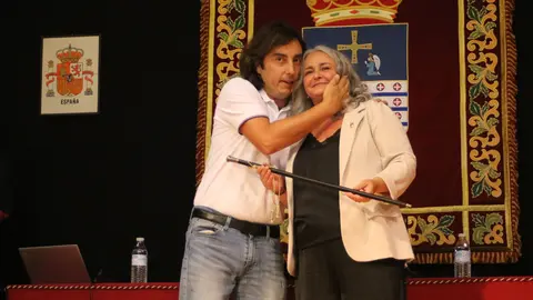 Gerardo Sanz felicita a Eva Mar&iacute;a P&eacute;rez tras entregarle el bast&oacute;n de mando del Ayuntamiento de Llanera