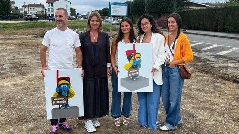 A la izda, &Aacute;ngel Garc&iacute;a; Eva Iglesias; Laura D&iacute;az, presidenta de la Asociaci&oacute;n de J&oacute;venes de El Berr&oacute;n; Alba G&oacute;mez y Naira Garc&iacute;a