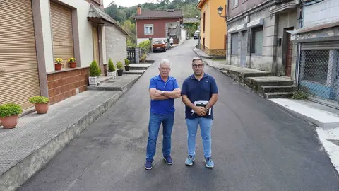 Los concejales en una de las zonas donde se ha renovado los colectores