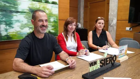 El alcalde con las t&eacute;cnicas que gestionar&aacute;n las solicitudes Carmen P&eacute;rez y Amelia Areces.