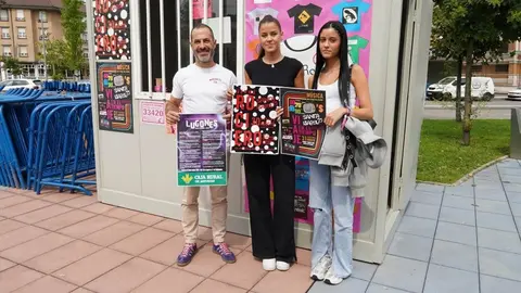 &Aacute;ngel Garc&iacute;a, alcalde de Siero mostrando los carteles de las fiestas con Candela Garc&iacute;a y Raquel G&oacute;mez, de la Comisi&oacute;n de Festejos.