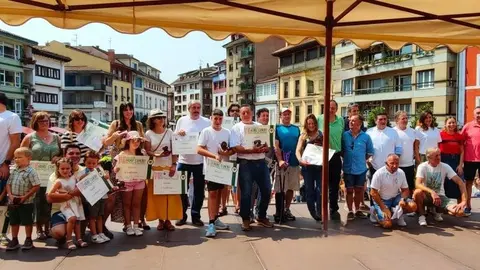 Alcaldes, concejales, jurado, organizadores y los 12 llagareros seleccionados.