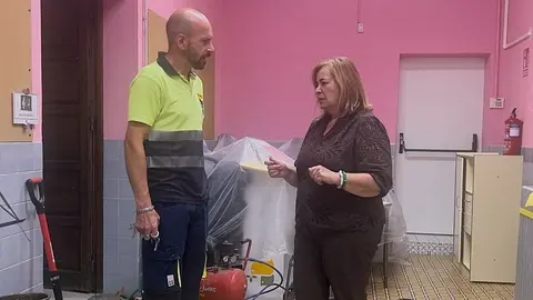 La concejala de Educaci&oacute;n, Montserrat Alonso, visitando las obras con personal municipal.