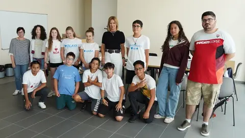 La concejala Eva Iglesias con asistentes a Les Ma&ntilde;anes de Siero en Lugones.