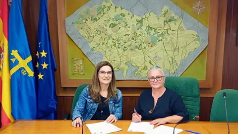 Eva Mar&iacute;a P&eacute;rez, alcaldesa de Llanera y Elsa Limeres, profesora de piano y lenguaje musical.