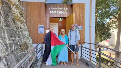 Pilar Cuesta, concejala de Cultura, Amparo Antu&ntilde;a, alcaldesa y el representante de Asturies por Palestina.