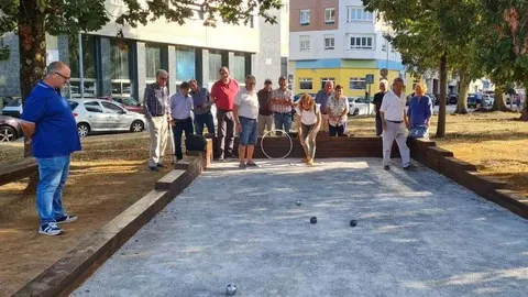 Lorena Villar, primera teniente de alcalde y concejala jugando a la petanca.